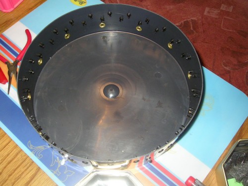 Die eingesetzten LED Fassungen und die genieteten Ösen