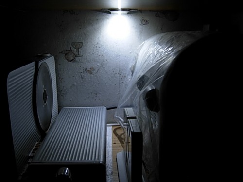 Hier über der Brotschneidemaschine