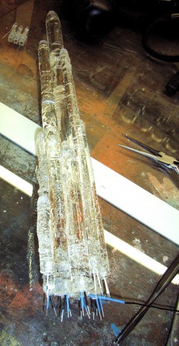 zuerst sau-teure plexi-stangen verschiedener durchmesser in unterschiedliche längen sägen und mit hitze bei weit geöffnetem fenster so bearbeiten, dass sie blasen schlagen, dann