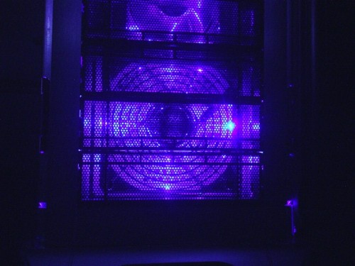 Der Festplattenlüfter ganz in blau mit 12 blauen Led's