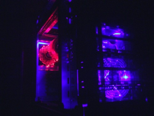 Hier der Rote lüfter im Hintergrund mit 12 roten Led's