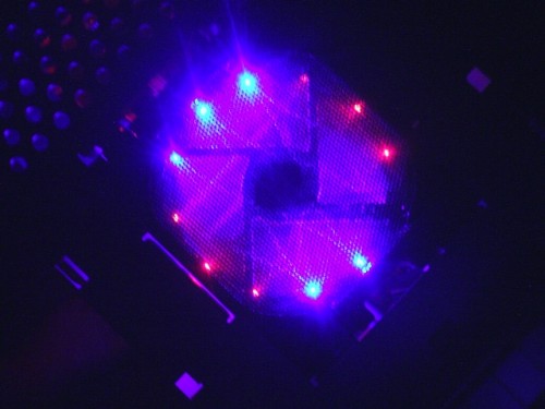 Der Lüfter im Gehäusedeckel mit 6 blauen und 6 roten Led's