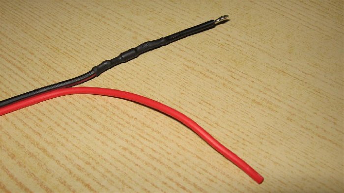 Unter dem Schrumpfschlauch befindet sich die Diode. So sieht es übrigens aus, wenn man ihn zu doll erhitzt ;-)