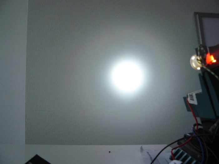 Eine Optik für die XR-E für weniger als 1€, nicht so sauber der Kegel, aber sehr effektiv, Optik kann auch mit stern benutzt werden, zum aufstecken auf den Emitter!