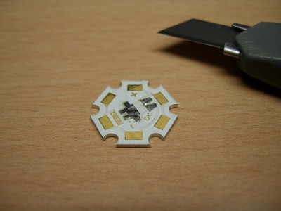 Dann das Zinn an den Kontakten mit einem Messer abschaben,<br />so dass nur eine dünne Schicht Zinn auf der Platine ist!