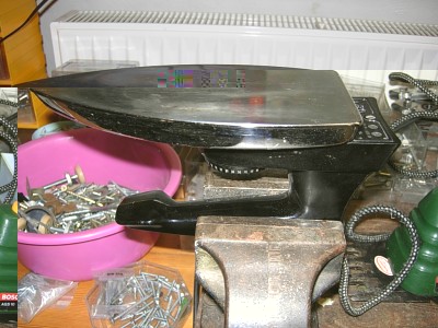 Dann Bügeleisen vorbereiten (z.B. verkehrtherum im Schraubstock einspannen!).