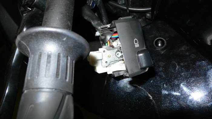 Das Metallteil obenauf ist direkt mit dem Knopf verbunden, und wird durch Feder+Kugel immer wieder in Mittelstellung gedrückt