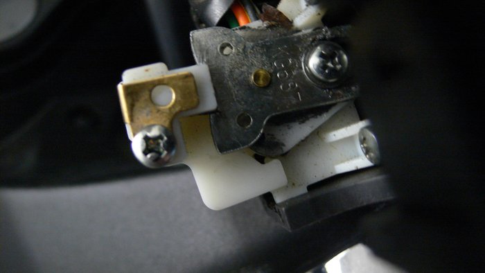 Das weiße Plastik unter dem Metall schaltet, jetzt Blinker rechts