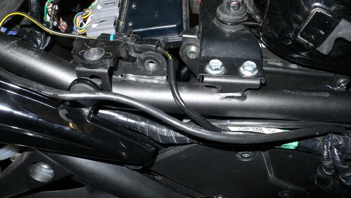 Das Massekabel kommt aus dem ganz dicken Strang und geht dann vom Stecker direkt an's Hauptmassekabel ca. 3 cm vor der Batterie