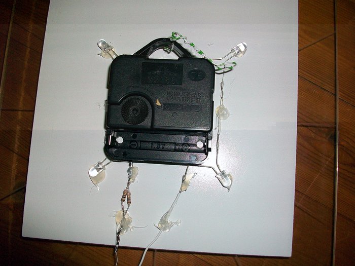 Die Uhr von der Rückseite; Leds aus