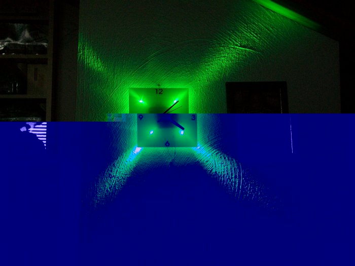 Die Uhr von Vorne mit mehr Abstand fotografiert