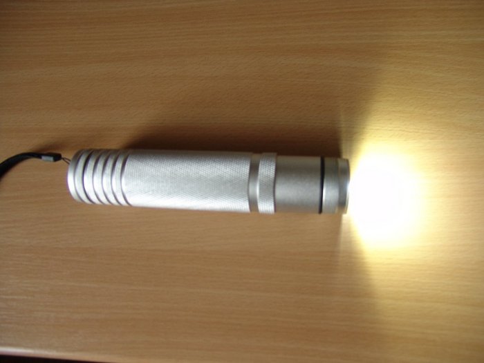 2.jpg (72.12 KiB) 34747 mal betrachtet Taschenlampe eingeschaltet, Reflektor abgeschraubt.