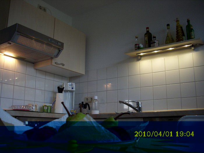DSCI0260_cut.jpg (693.7 KiB) 31844 mal betrachtet Vergleich 25W-Kerzen-Glühlampe vs. 5,6-Watt (ab Steckdose) LED-Leiste (4x Cree XR-E @ 350 mA, 4,5W gehen in die LEDs + KSQ, 380-390 mW davon in die KSQ, wobei davon wiederum allein 300 mW in den Basis-Vorwiderstand des PNP-Transistors gehen...)<br /><br />Die LED-Leiste is heller als die Glühlampe und das weiß ist etwas soviel neutralweißer als es auf dem Fotos wirkt, wie die Glühlampe warmweiße ist, als sie auf dem Foto wirkt :-)