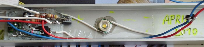 DSCI0240_cut.jpg (308.35 KiB) 18504 mal betrachtet Eine der LEDs + Ultra-Low-Drop-KSQ im Detail, hier habe ich den Shutdown-Anschluss von einem Bild weiter oben durch einen enable-Anschluss ersetzt, da sonst im Shutdown-"Betrieb" ca. 300 mW sinnlos in Wärme umgesetzt worden wären, die ca. 300 mW nimmt die KSQ selbst nun erst dann auf, wenn die Pull-Up-Widerstände über den hier zusätzlich verbauten (PNP-)Transistor (rechts oben) mit 12V verbunden werden.<br />Die 300 mW fallen bei den beiden parallel geschalteten Basis-Vorwiderständen (2x 1,2kOhm) an. Weitere ca. 30 mW am 4k7 pull-up für den MOSFET.