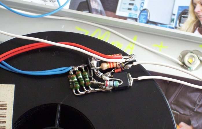 DSCI0236_cut.jpg (794.47 KiB) 30835 mal betrachtet Ultra-Low-Drop-KSQ im Detail --- die KSQ basiert auf meiner Idee der 2-Transistor-KSQ mit 1N4148, im zugehörigen Thread wurde dann eine Schottky-Diode vorgeschlagen und von Beatbuzzer schließlich 2 Schottky-Dioden in Reihe, ich habe noch 5,6 ohm mit in Reihe geschaltet, die 1N4141, die hier zu sehen ist, ist nur für einen Shutdown-Anschluss gedacht und kann entfallen.