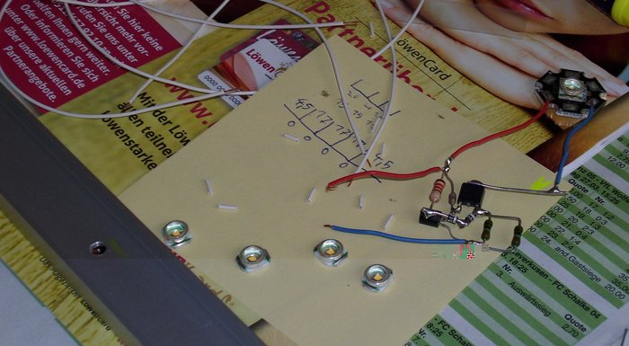 DSCI0040_cut.jpg (410.76 KiB) 30938 mal betrachtet Einige Cree XR-E mit abgeknipsten Ecken (eigentlich nicht notwendig, da die Alu-Leiste eloxiert ist, dem traue ich aber nicht). Beim Abknipsen in einen weitgehend abgedeckten Behälter knipsen, kann sonst ins Auge gehen!!!