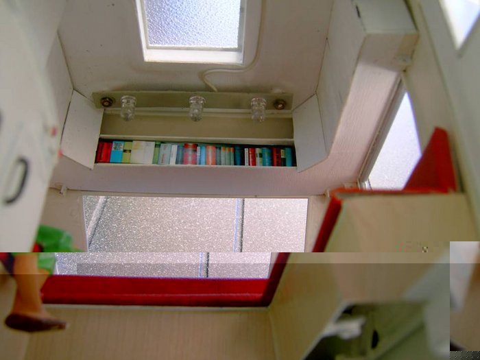 Ein Blick in den Wohnteil mit Bücherbord und Schränke