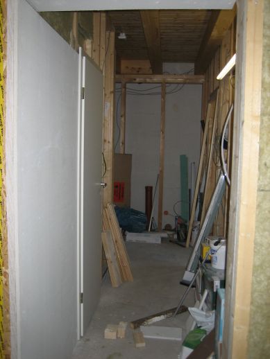 Durch noch nicht vorhandene Schiebetür gesehen, hinten geht der Flur nach links