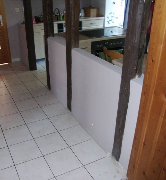 Schummerbeleuchtung Laufflächen Küche an den Raumteilerwänden