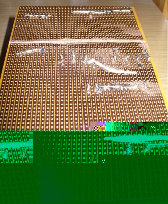 Hier die Platine von unten. die langen hellleuchtenden streifen sind nichts anderes als die stellen an denen ich mit nem dremel die leiterbahnen durchtrennt habe. dachte das ist vielleciht noch ne nummer zuverlässiger als nur mit nem messer ...