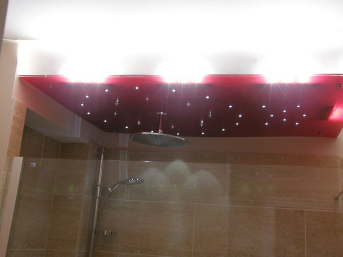 P6100268.jpg (54.02 KiB) 40530 mal betrachtet Die Decke hängt und leuchtet.