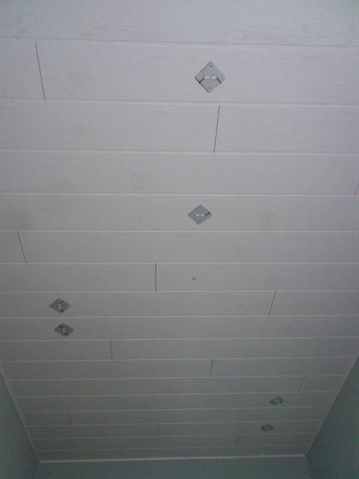 Hier noch im Bild zusehen, die Drähte die seitlich von den LED's weggehen. Das habe ich geändert, weil ich die selbstgemachte Aluplatte in der neuen Holzdecke versenken wollte