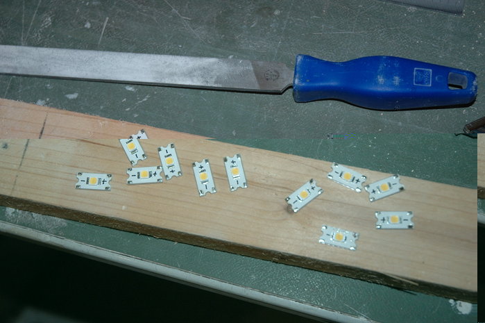 Entgraten muss auch sein, damit die Teile Plan in dem Aluprofil aufliegen.