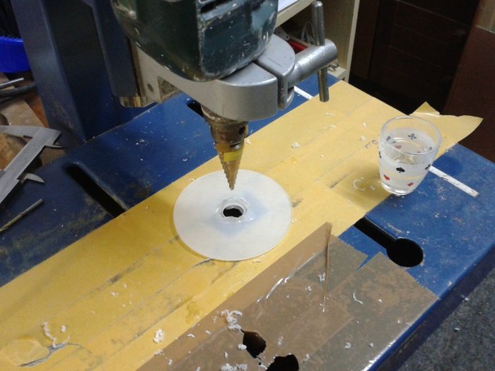 2.jpg (157.13 KiB) 13328 mal betrachtet Genau mittig hab ichs nie geschafft, aber es fällt an der fertigen Lampe nur auf wenn mans weiß... ;)