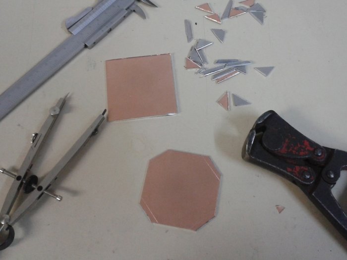 3.jpg (133.73 KiB) 13313 mal betrachtet Die Knipszange half nichts, da ich damit nicht viel genug weg bekam. Die Ecken musste ich daher doch mit der Säge absägen um halbwegs hübsche Achtecke zu erhalten.