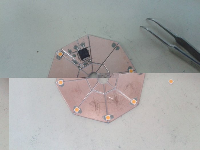 Hier die fast fertig bestückte Platine. Dies war der erste Versuch und noch zu viel Lötpaste, da kann man weniger nehmen.