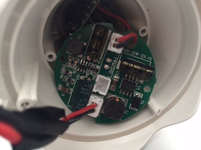 Hier noch ein Bild von der Platine da wo das Isolierband ist geht zur Led