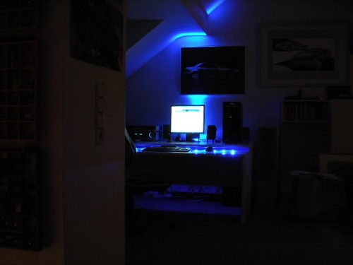 Schreibtischbeleuchtung mit <br />12 x 3mm Ultrahelle LED blau 6900mcd 20° 3.1V nach vorne<br />FÜR LUMITRONIX ZUR NUTZUNG FREIGEGEBEN<br />30 x 5mm Ultrahelle LED blau 7000mcd 20° 3.1V nach hinten